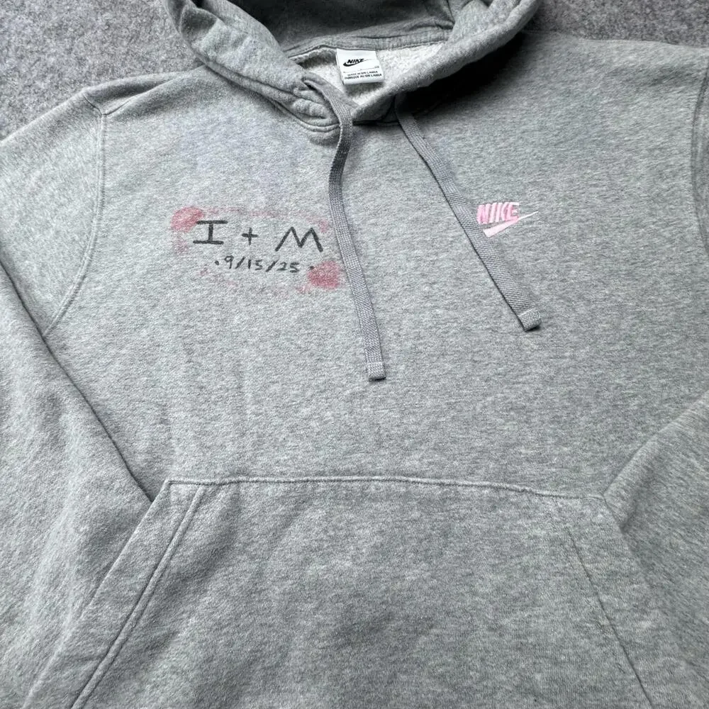 Nike Hoodie Womens Small Gray Fleece Pullover Kiss Lips Graphic Valentine Love